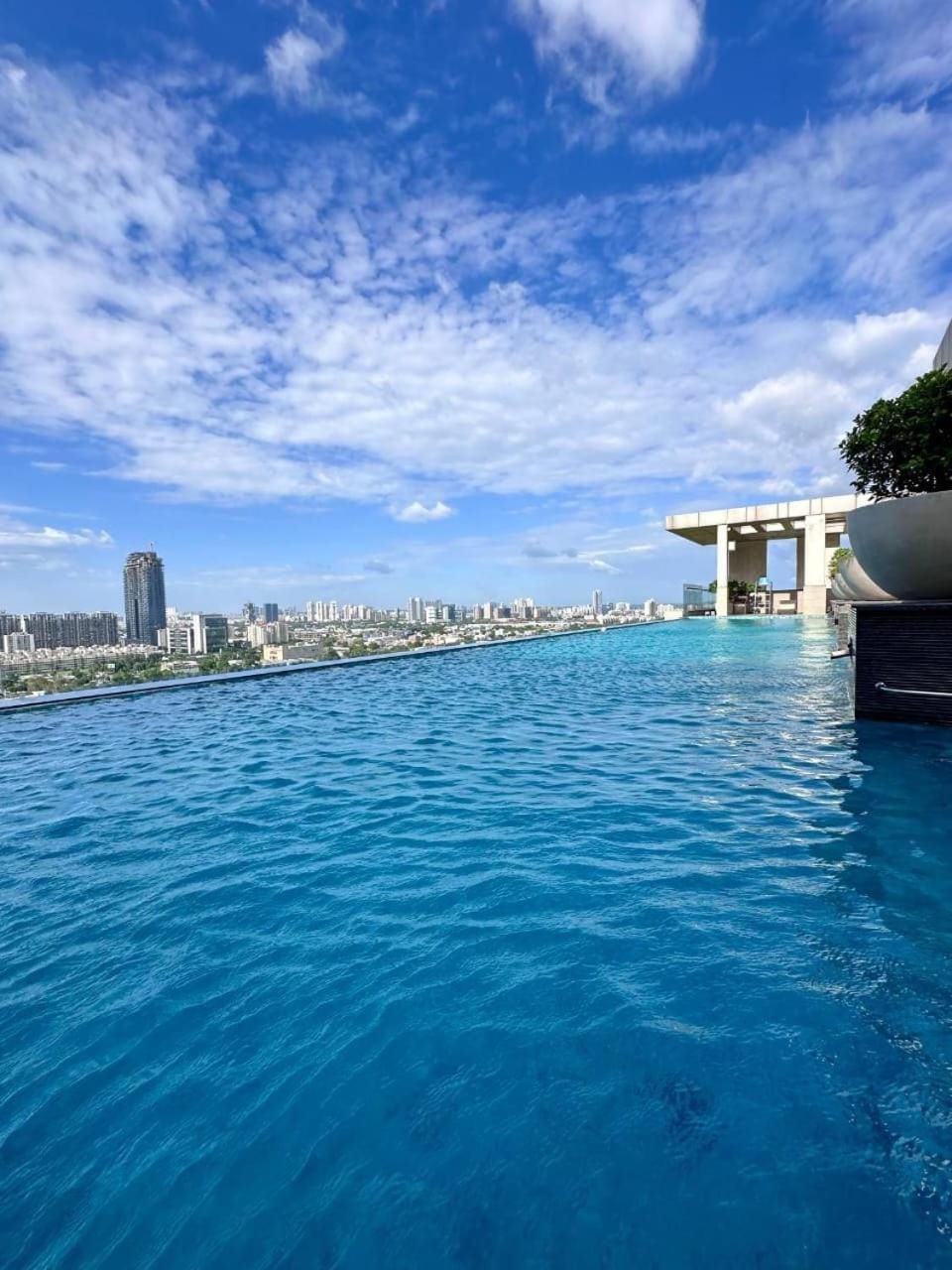 LuxePink Teddd Jucuzzi Studio-PrivatePatio Apartment in Gurugram