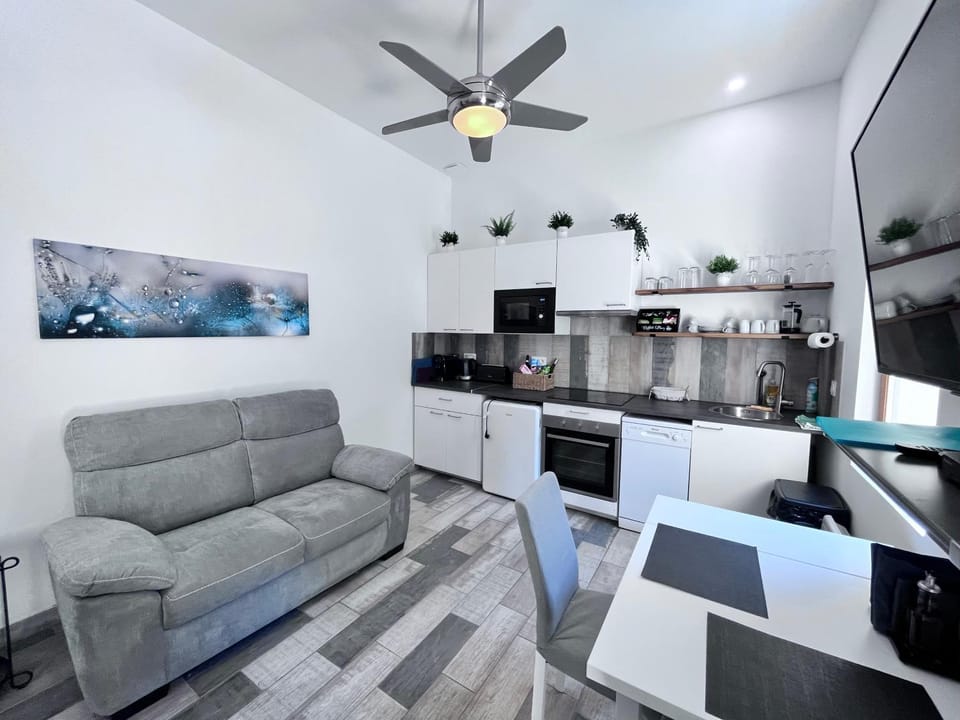 TV and multimedia, Kitchen or kitchenette, Living room, Seating area, Dining area, oven, stove