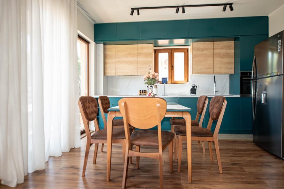 Kitchen or kitchenette, Dining area