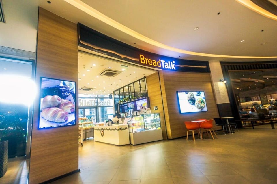 Netflix & Chill Stylish Makati condo gym swim park internet fast 2474 Apartment in Pasay