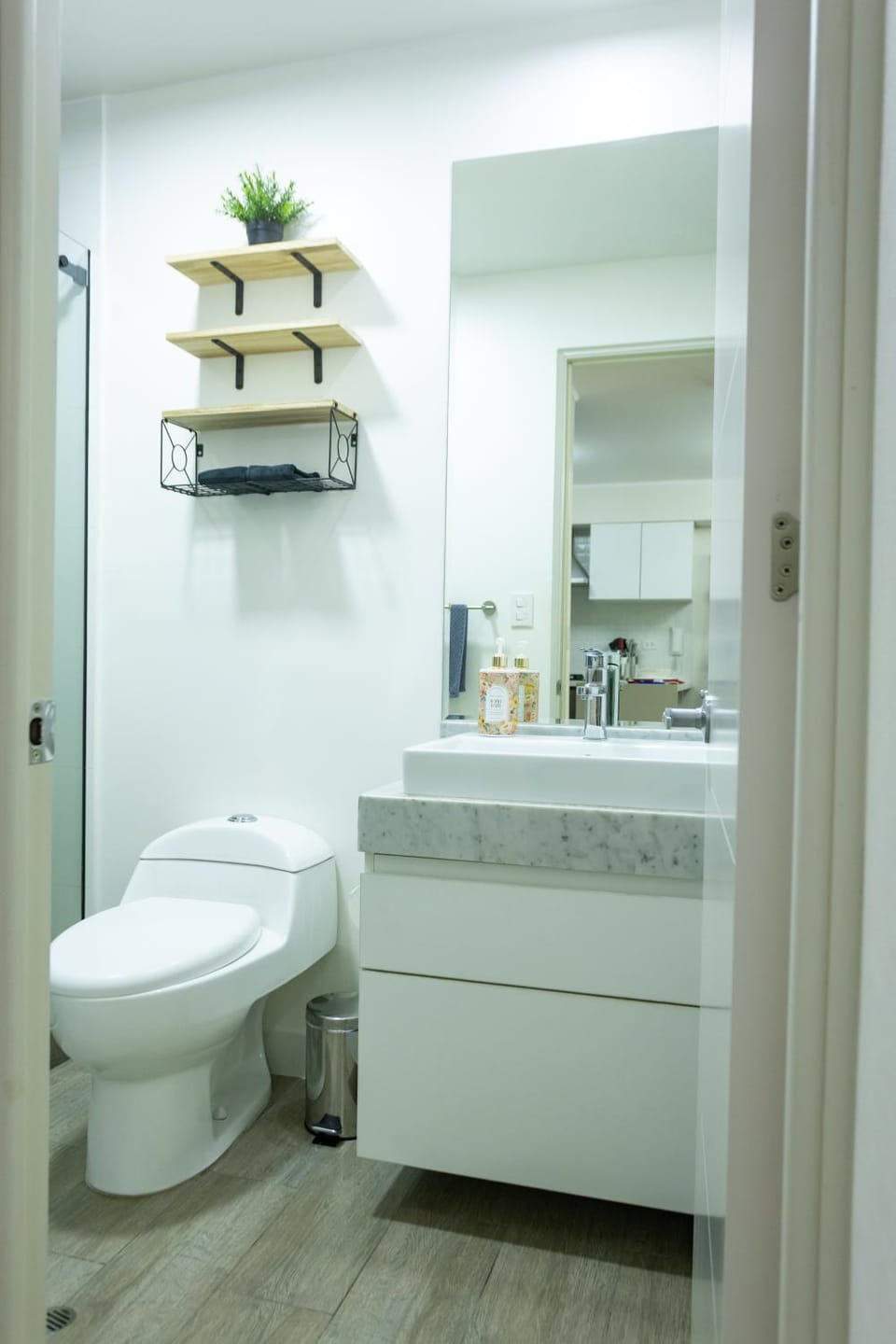 Shower, Toilet, Bathroom, dishwasher, towels