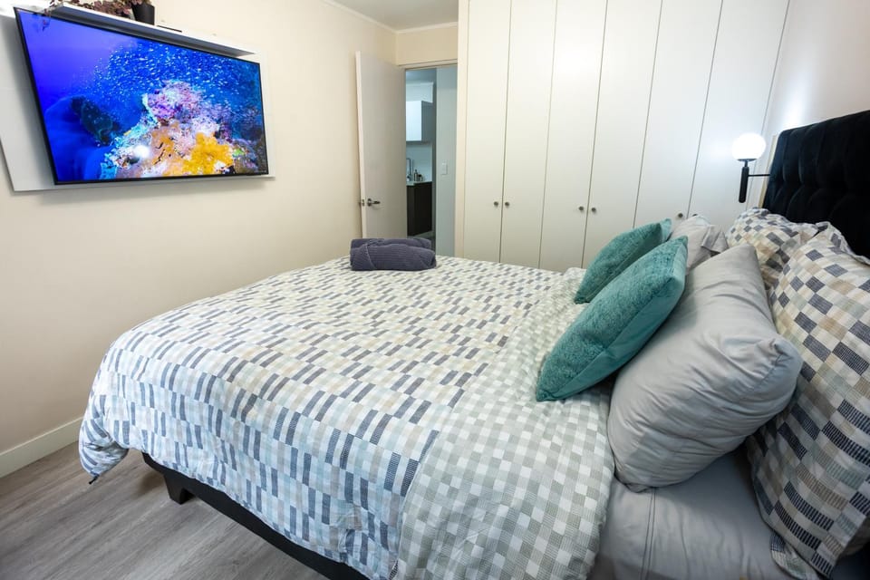 Bed, TV and multimedia, Photo of the whole room, Bedroom, wardrobe