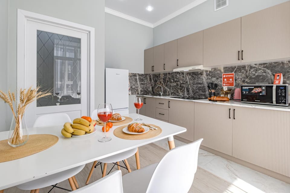 Kitchen or kitchenette, Food and drinks, Dining area, stove