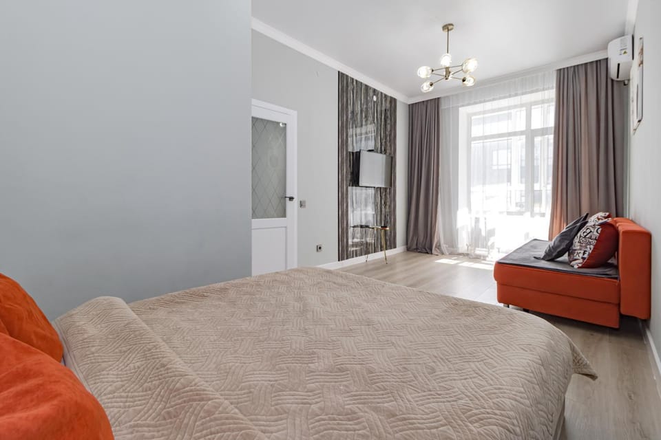 Bed, TV and multimedia, Living room, Photo of the whole room, Seating area, Bedroom