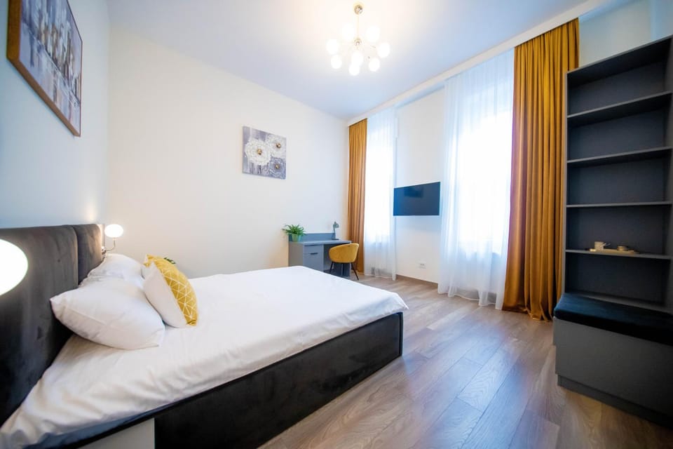 Bed, TV and multimedia, Photo of the whole room, Bedroom