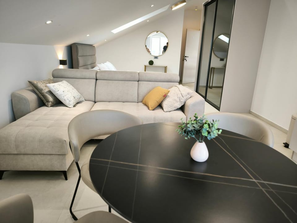 Kitchen or kitchenette, Living room, Seating area, Dining area