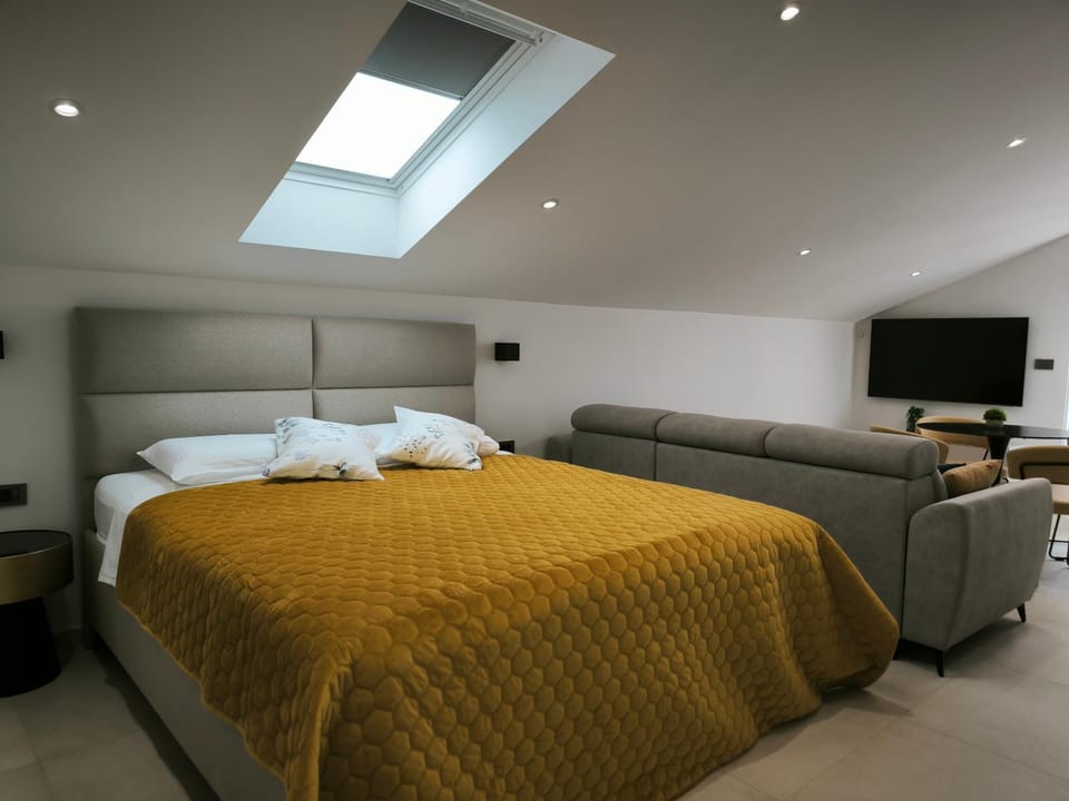 Bed, TV and multimedia, Bedroom