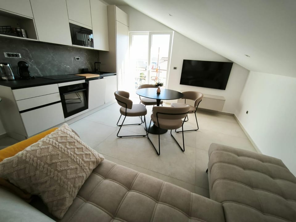TV and multimedia, Kitchen or kitchenette, Living room, Seating area, Dining area, oven, stove