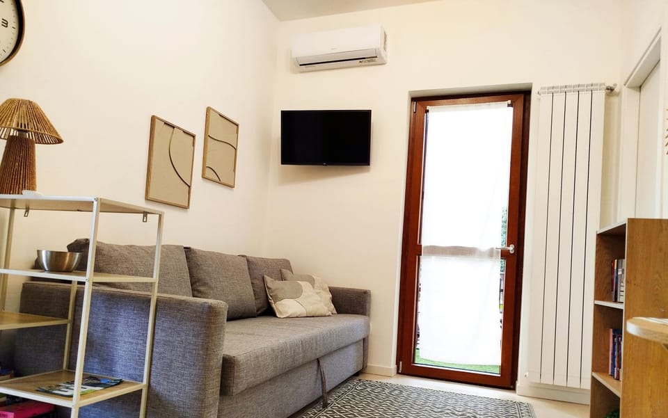 Communal lounge/ TV room, TV and multimedia, Living room, Seating area, air conditioner