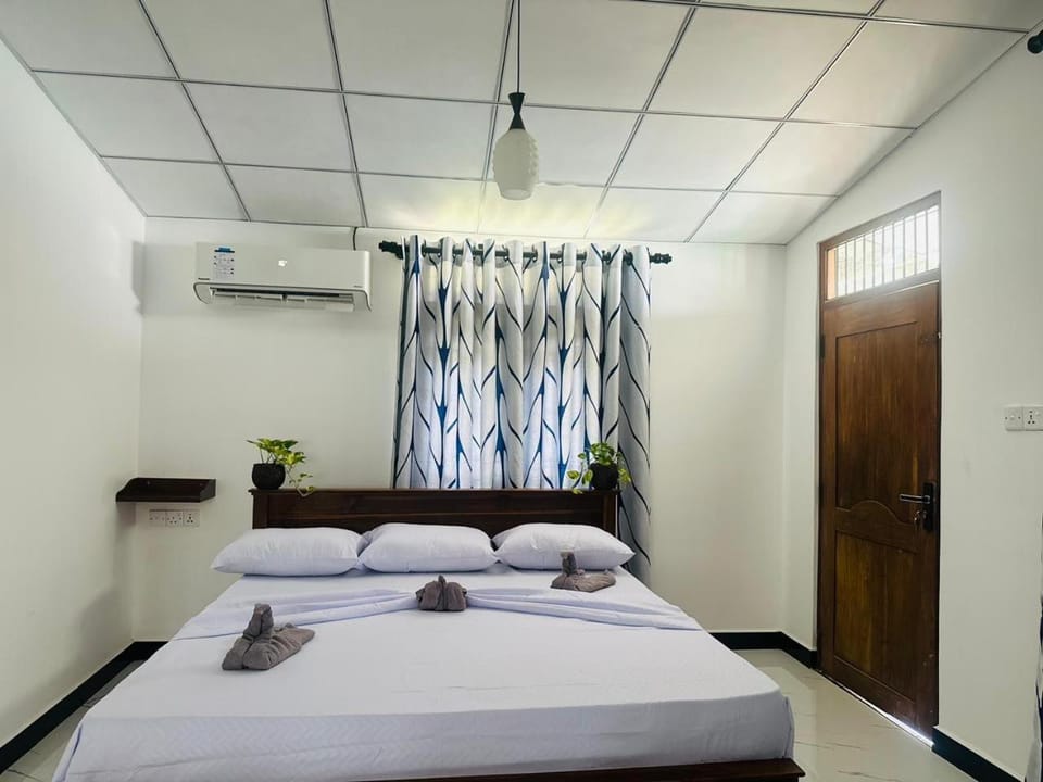 Bed, Photo of the whole room, Bedroom, towels, air conditioner