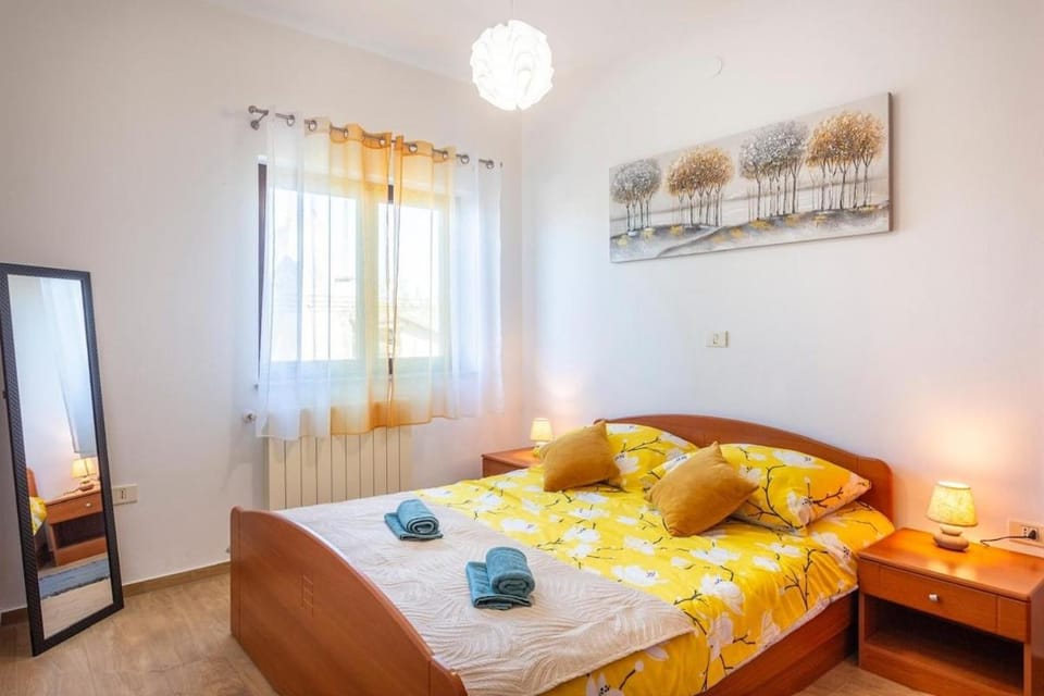 Bed, Bedroom, towels