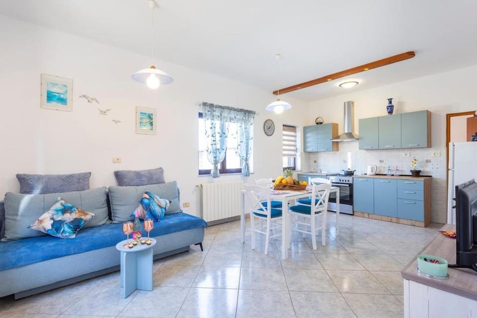 Kitchen or kitchenette, Living room, Seating area, Dining area, pet friendly, stove