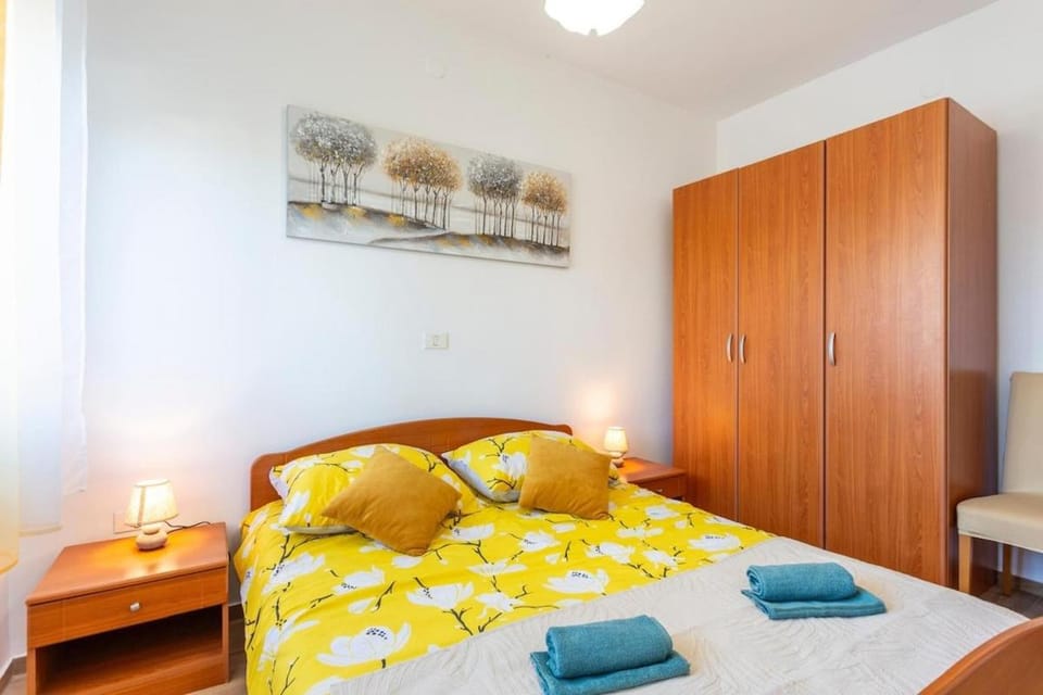 Bed, Photo of the whole room, Bedroom, towels, wardrobe