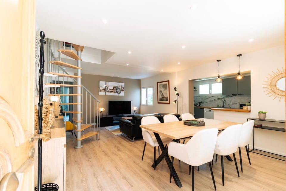 TV and multimedia, Kitchen or kitchenette, Living room, Dining area, internet, air conditioner