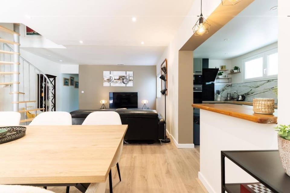 Kitchen or kitchenette, Living room, Dining area, internet, minibar, air conditioner