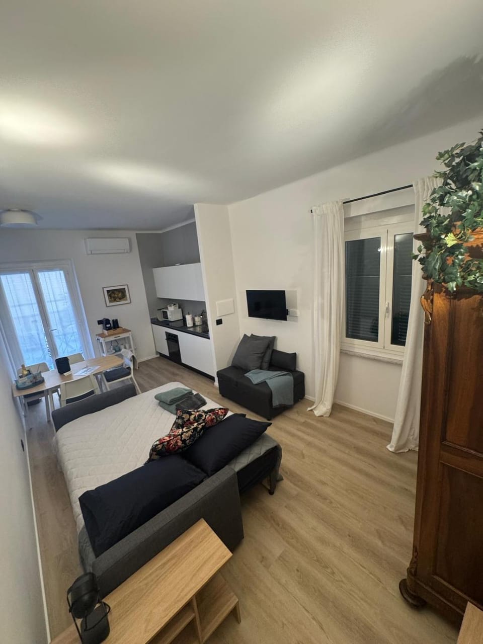 Bed, Kitchen or kitchenette, Seating area, Dining area, Bedroom