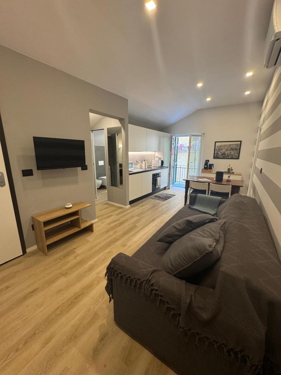 Bed, Kitchen or kitchenette, Living room, Dining area