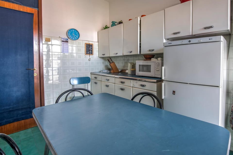 Kitchen or kitchenette, Dining area, stove