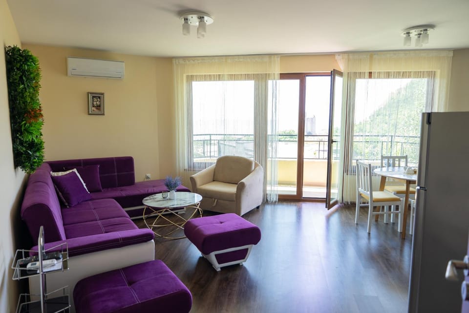 Living room, Seating area, air conditioner