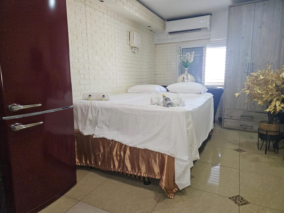 Bed, Bathroom, Bedroom, towels