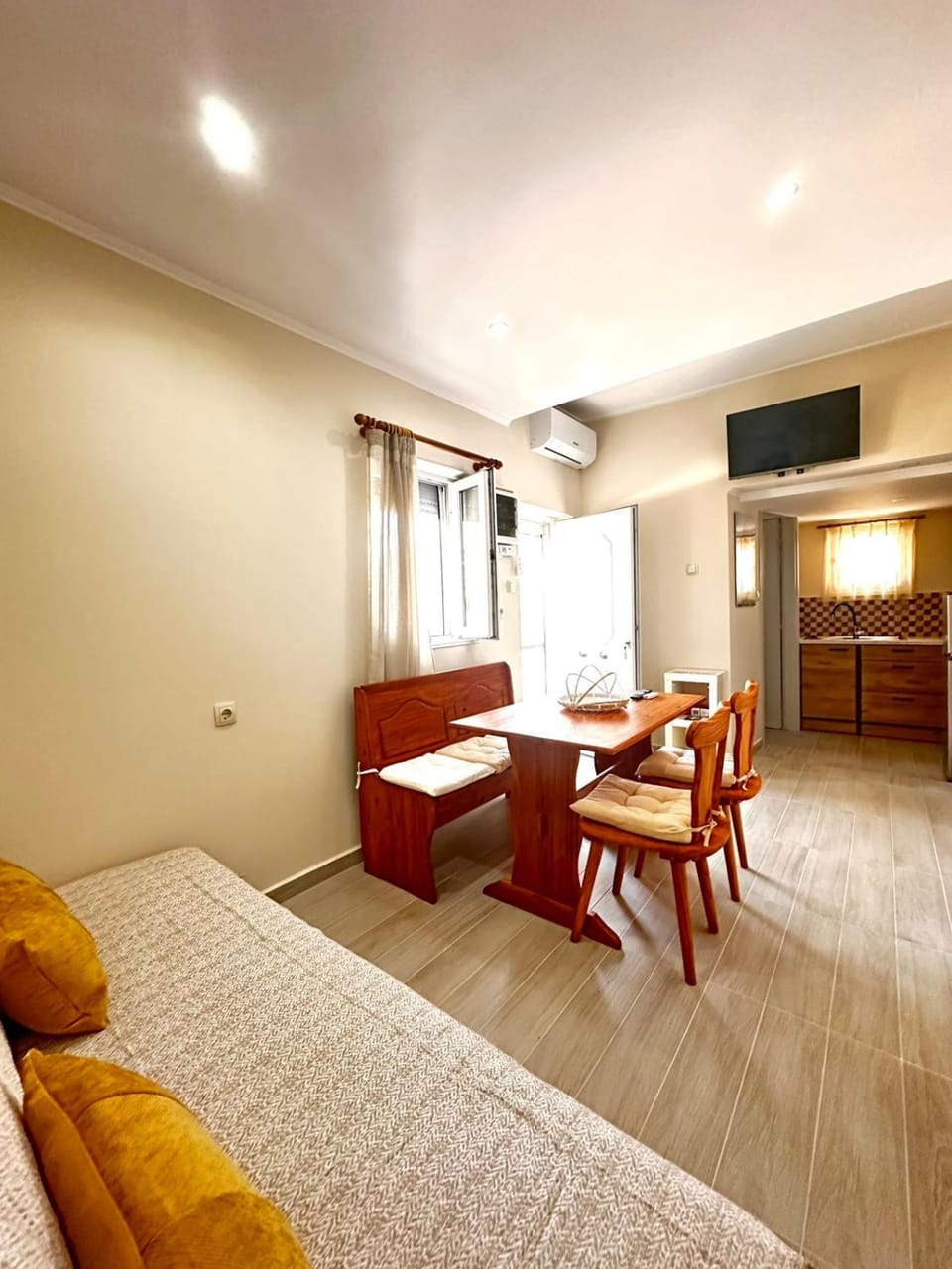 TV and multimedia, Kitchen or kitchenette, Living room, Seating area, Dining area, air conditioner