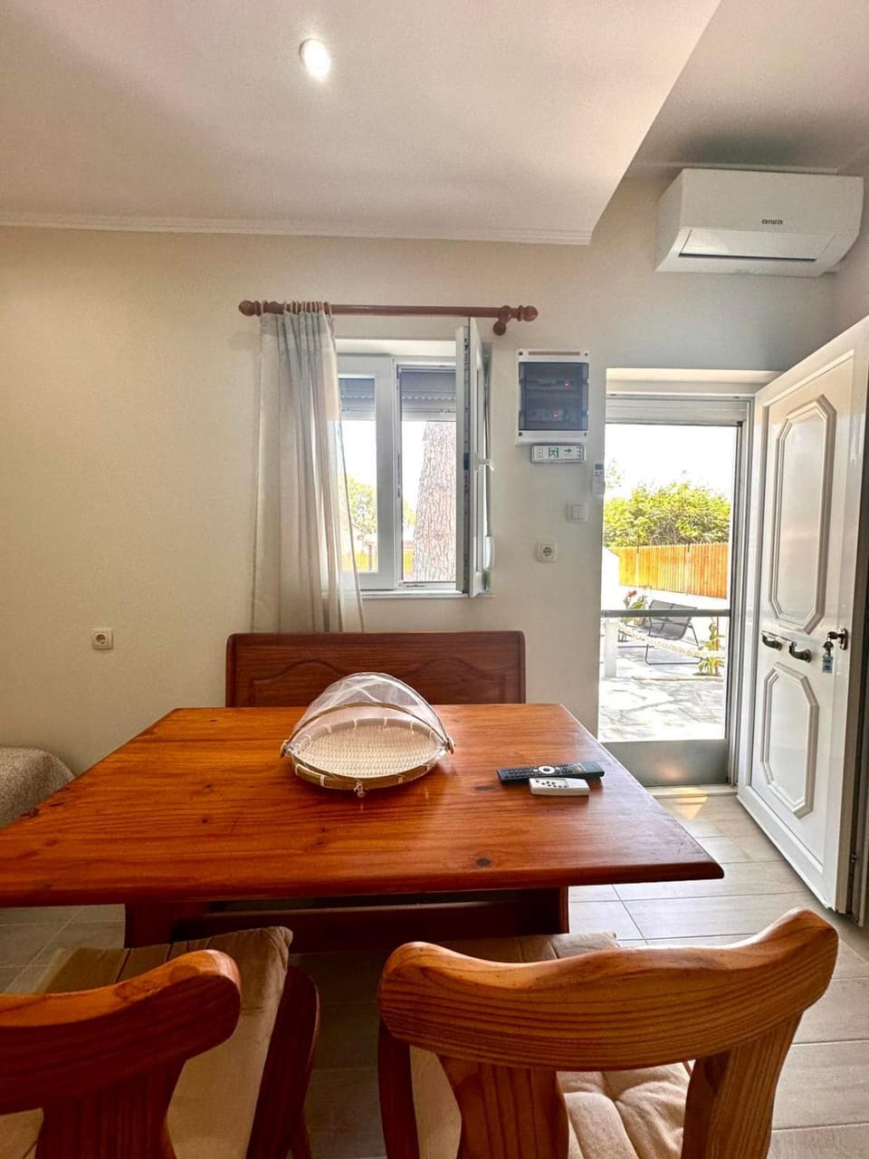 Seating area, Dining area, air conditioner