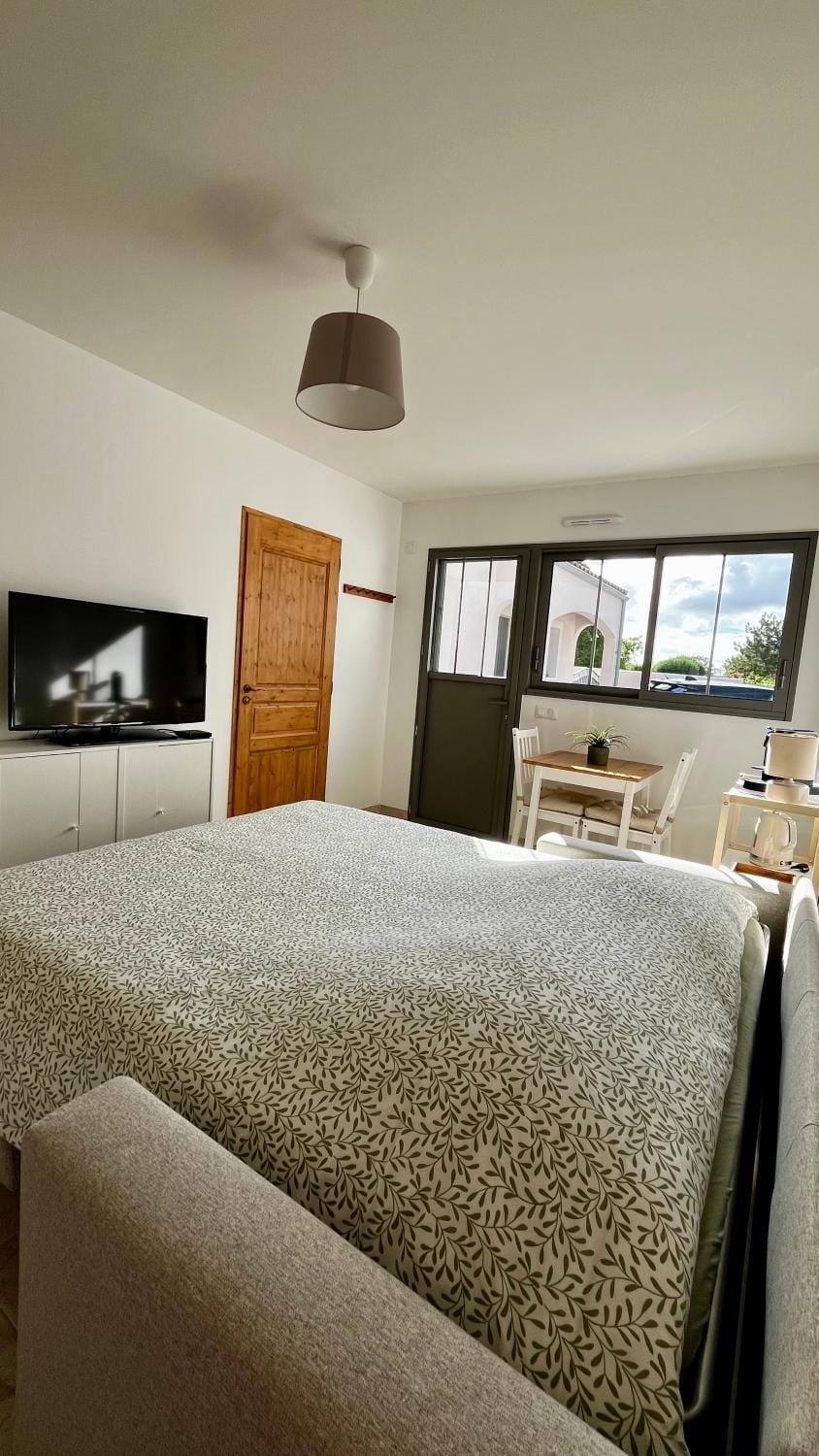 Bed, TV and multimedia, Photo of the whole room, Bedroom