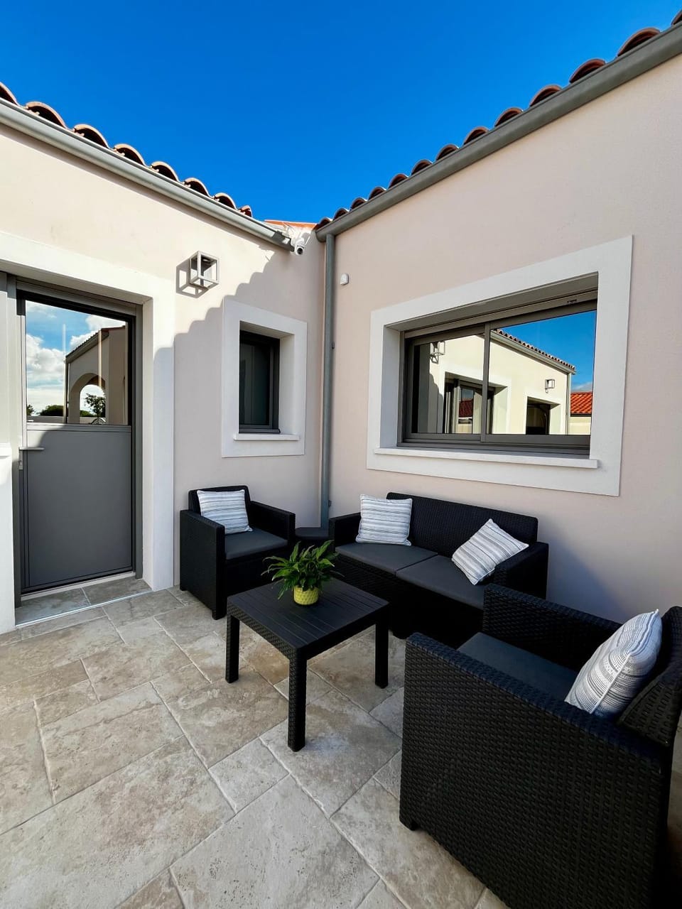 Property building, Patio, Balcony/Terrace