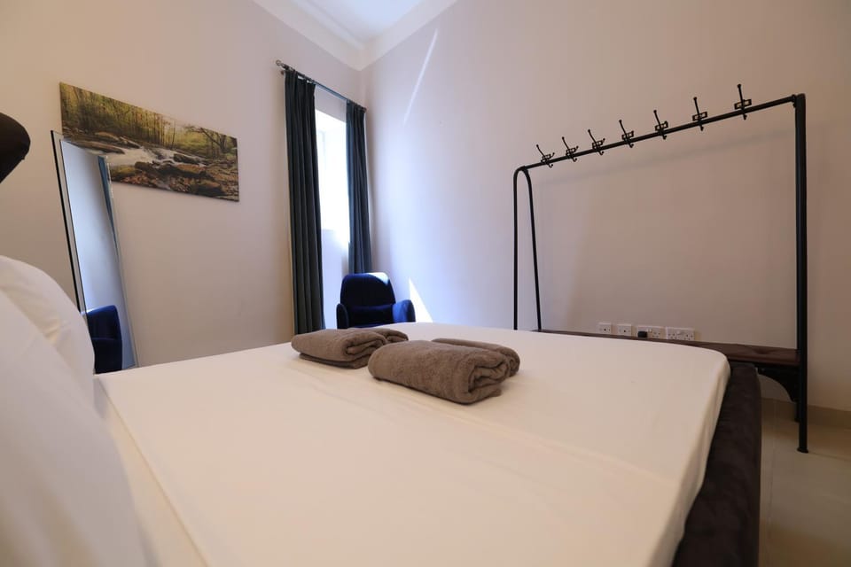 Bed, Photo of the whole room, Bedroom, towels
