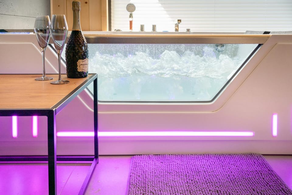 Property building, Hot Tub