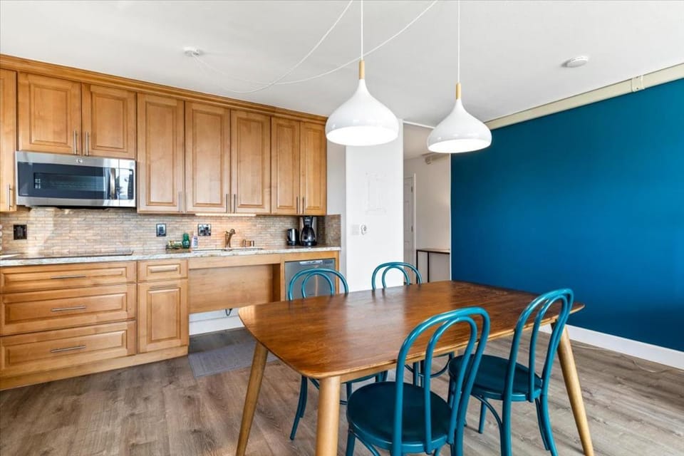 Kitchen or kitchenette, Dining area, microwave, stove