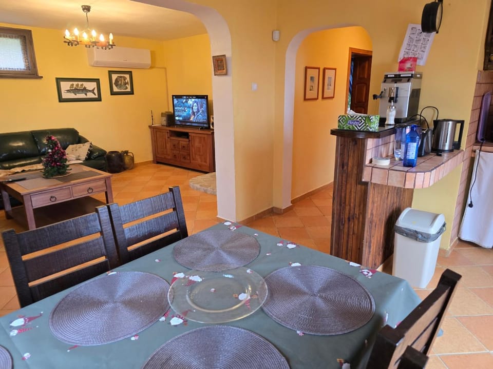 TV and multimedia, Coffee/tea facilities, Kitchen or kitchenette, Living room, Seating area, Dining area, toaster