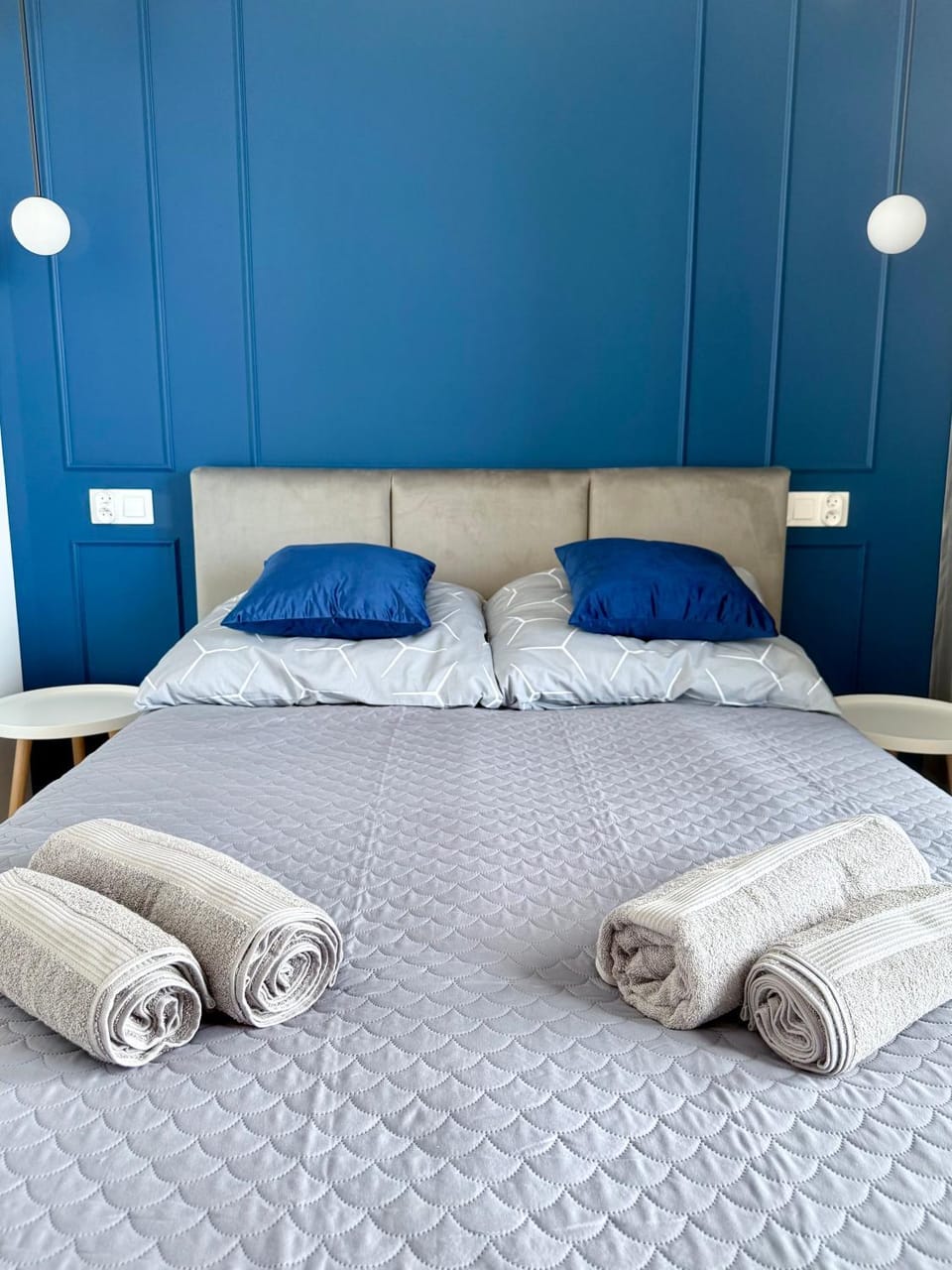 Bed, Bedroom, towels