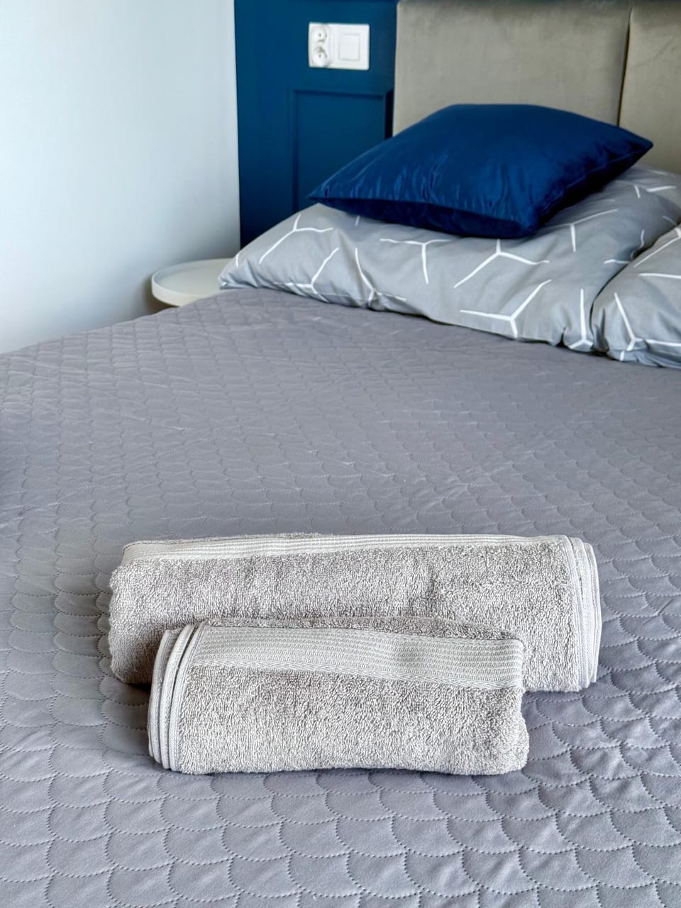 Bed, Bedroom, towels