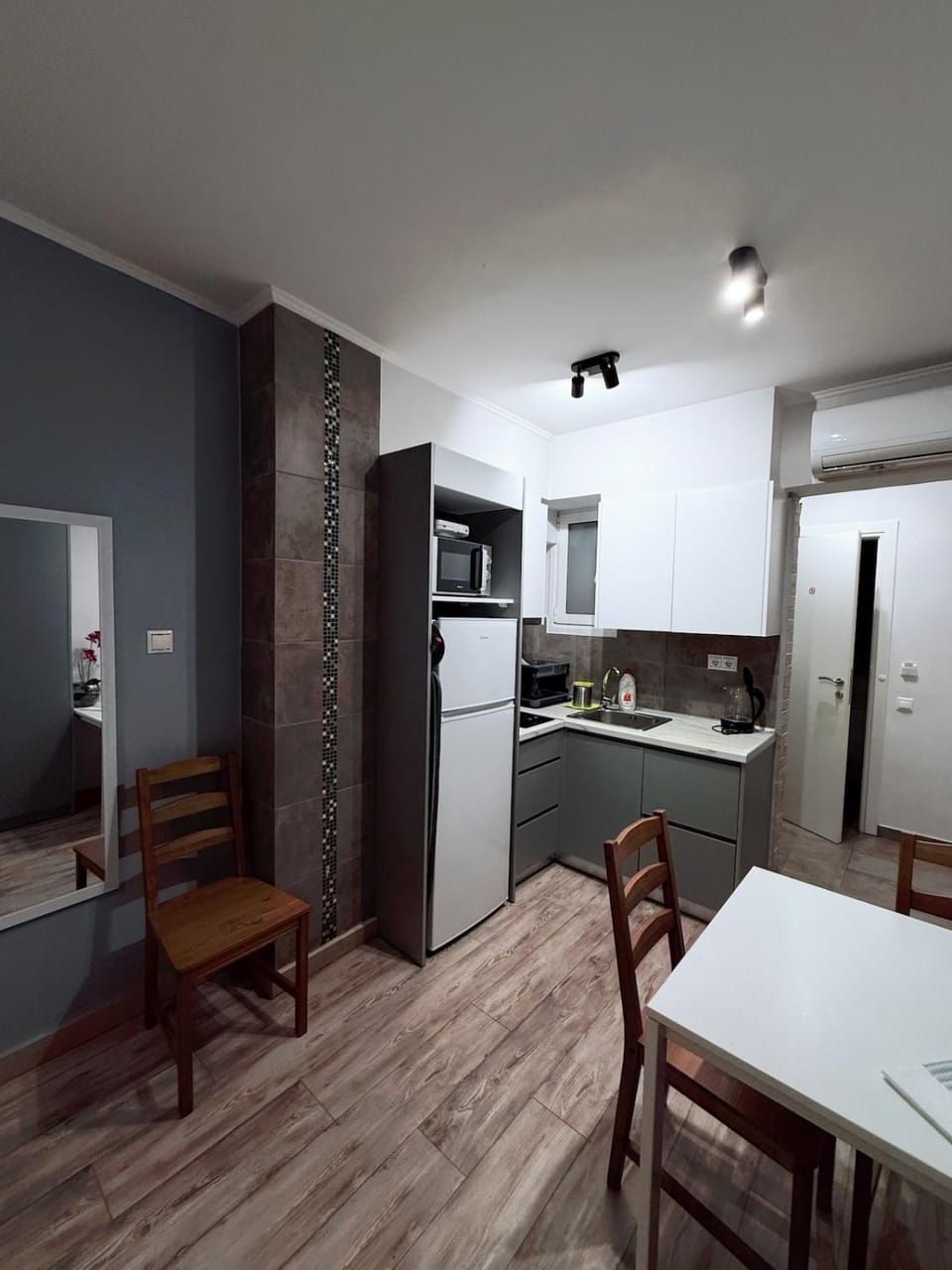 Kitchen or kitchenette, Dining area, stove