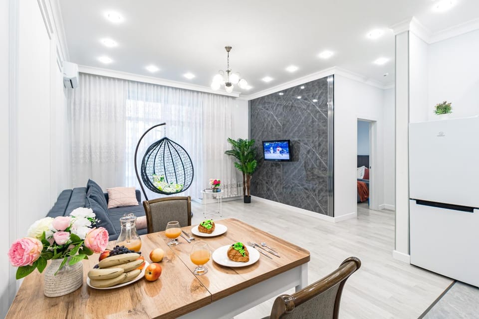 TV and multimedia, Kitchen or kitchenette, Living room, Seating area, Dining area, Food, Drinks, oven