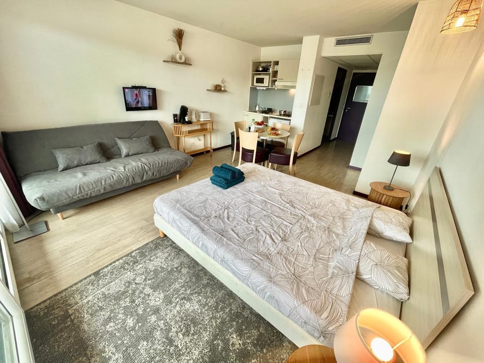 Bed, TV and multimedia, Living room, Bedroom