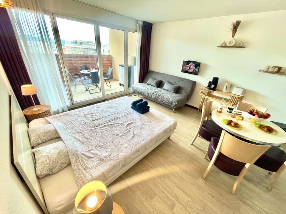 Bed, Coffee/tea facilities, Kitchen or kitchenette, Living room, Photo of the whole room, Dining area