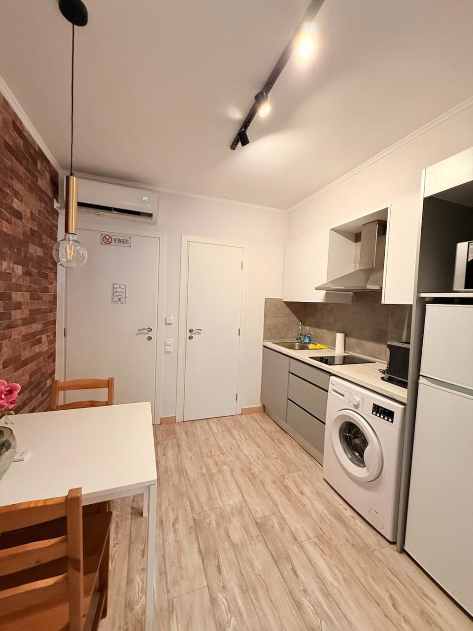 Dining area, minibar, stove, washing machine