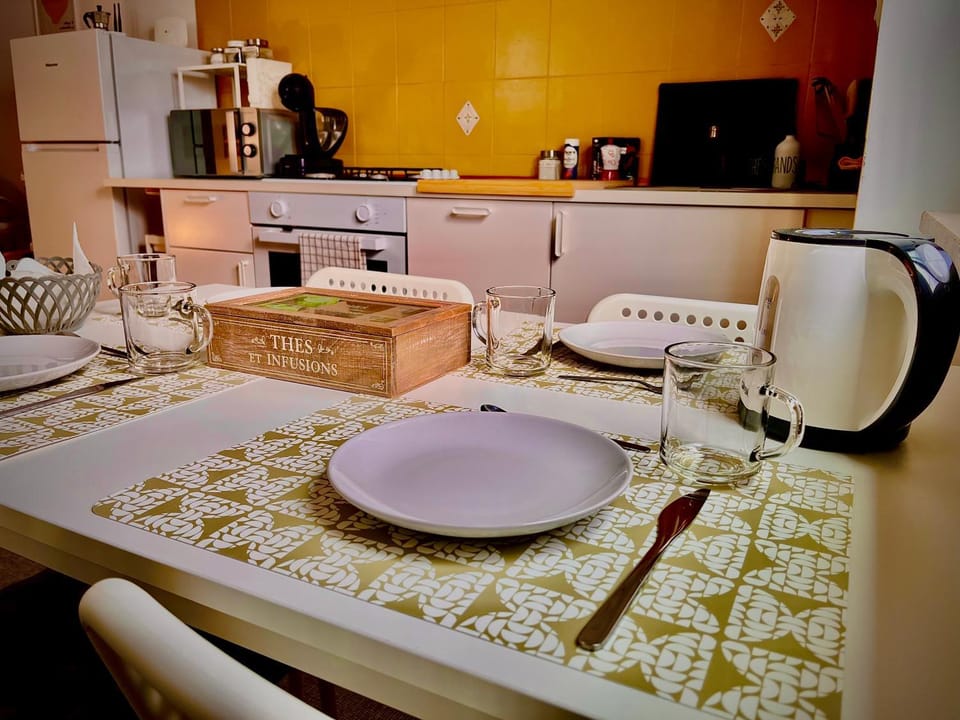 Coffee/tea facilities, Kitchen or kitchenette, Living room, Dining area
