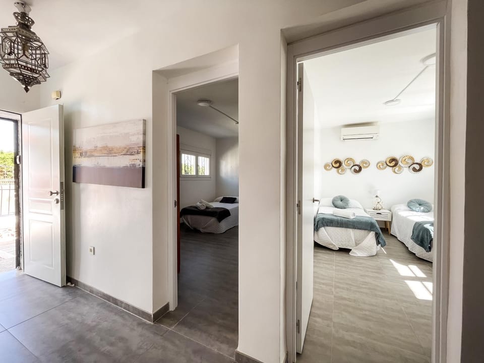 Bed, Photo of the whole room, Bedroom, air conditioner