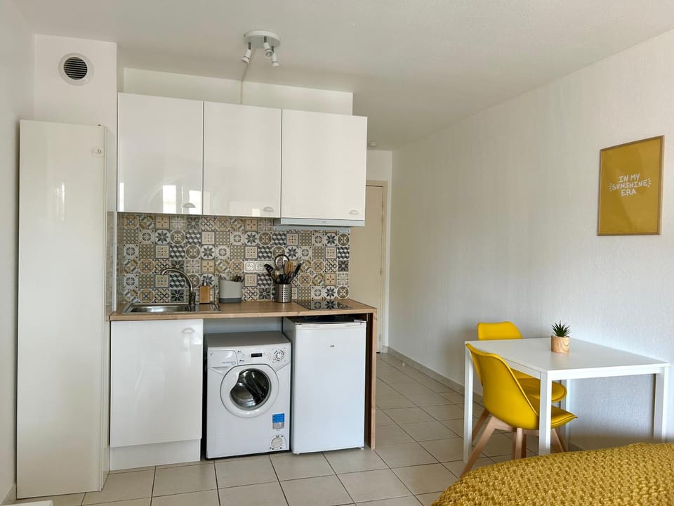 Kitchen or kitchenette, Dining area, washing machine
