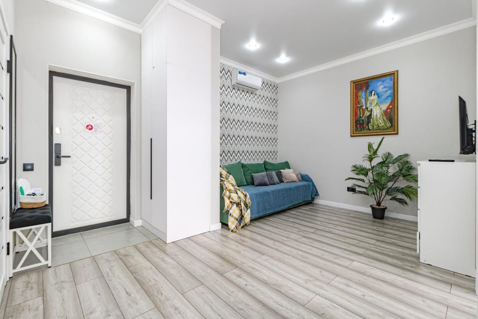 Bed, TV and multimedia, Living room, Photo of the whole room, Seating area, Bedroom, air conditioner