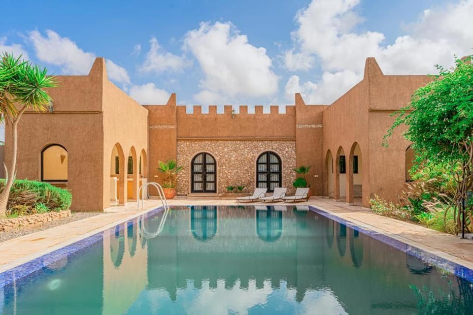 Property building, Patio, Day, Pool view, Swimming pool, sunbed