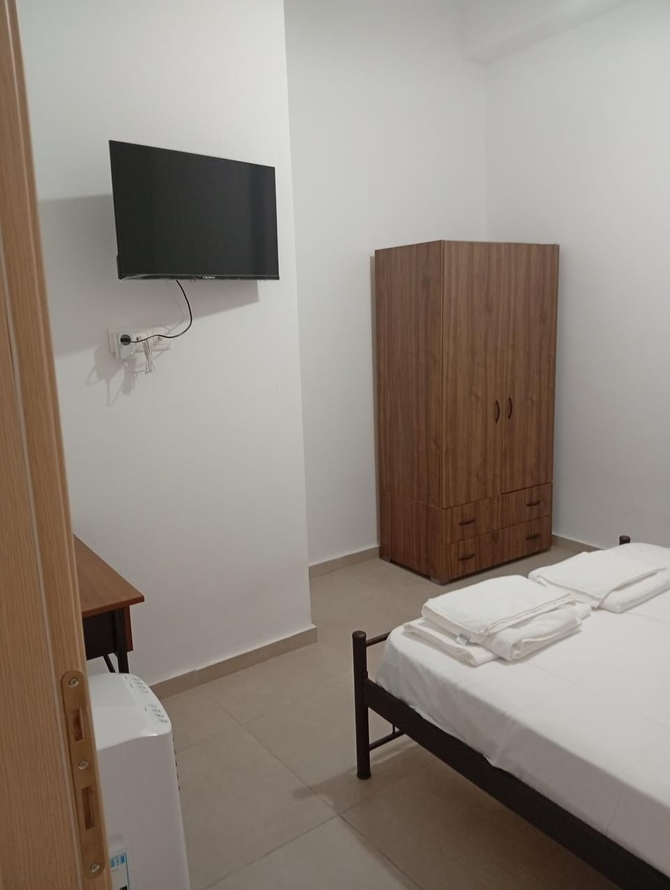 Bed, TV and multimedia, Bedroom, towels, wardrobe