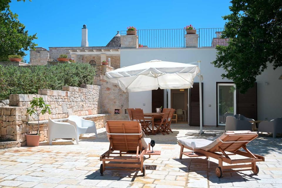 Property building, Patio, Day, Living room, Seating area, sunbed
