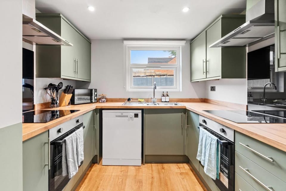 Large House Near Racecourse, City & Uni Vacation rental in Worcester