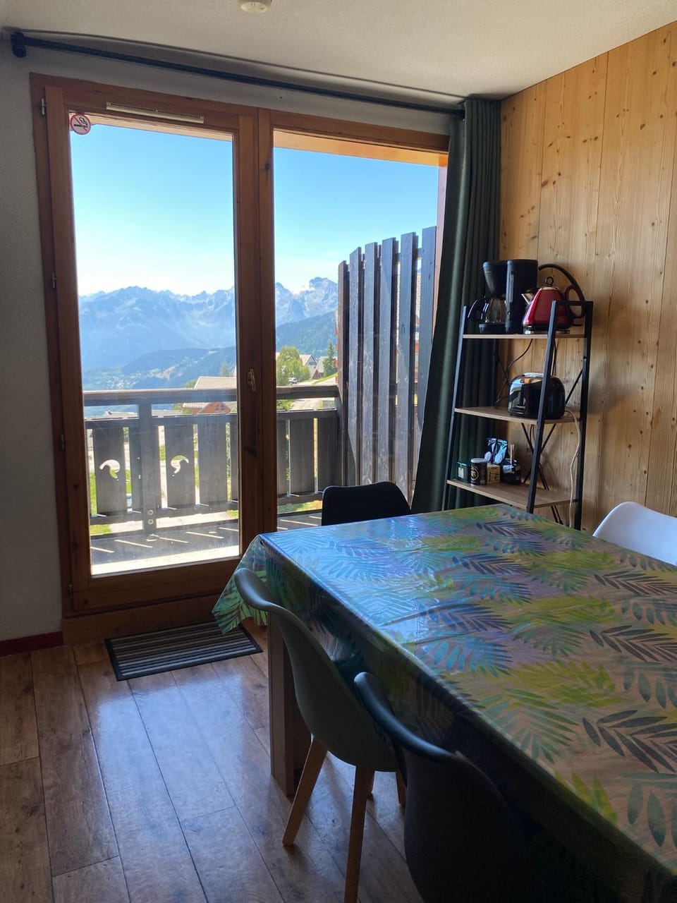 Dining area, Mountain view