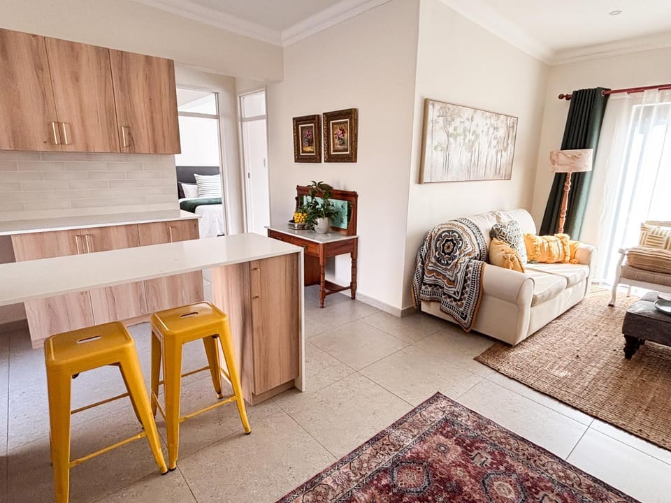 Kitchen or kitchenette, minibar