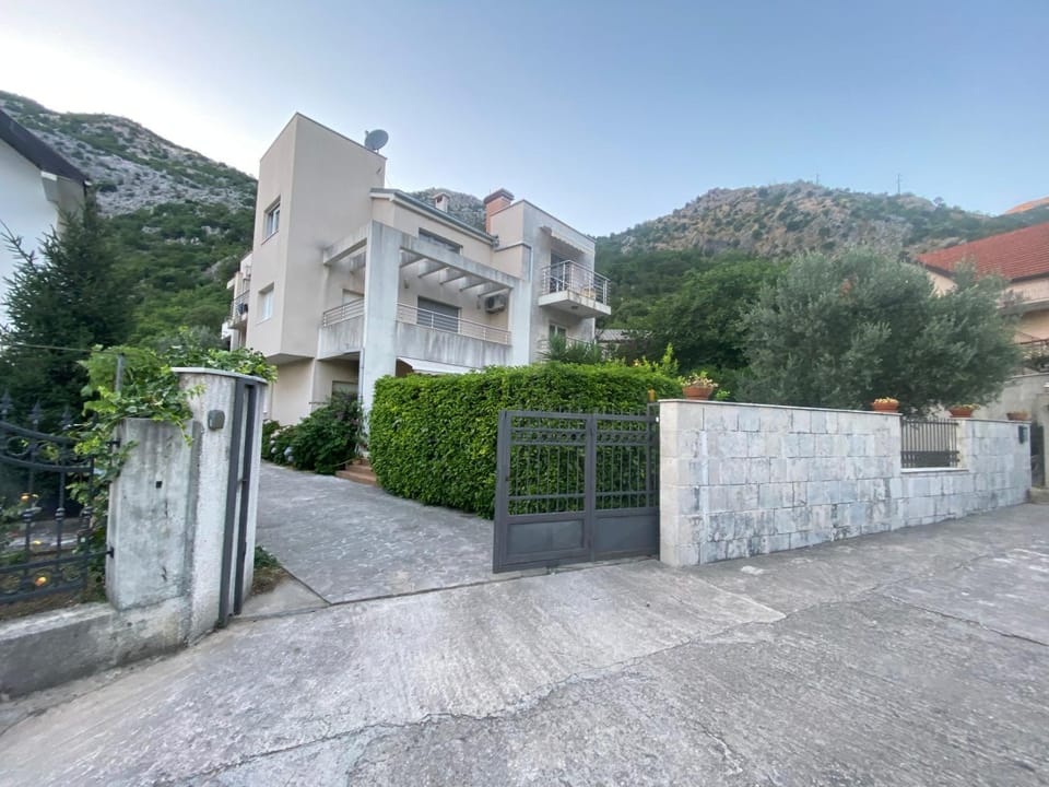 Friends Apartment in Kotor Municipality